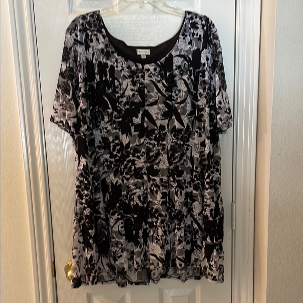 Avenue Black and White Flutter Sleeve Graphic Blouse